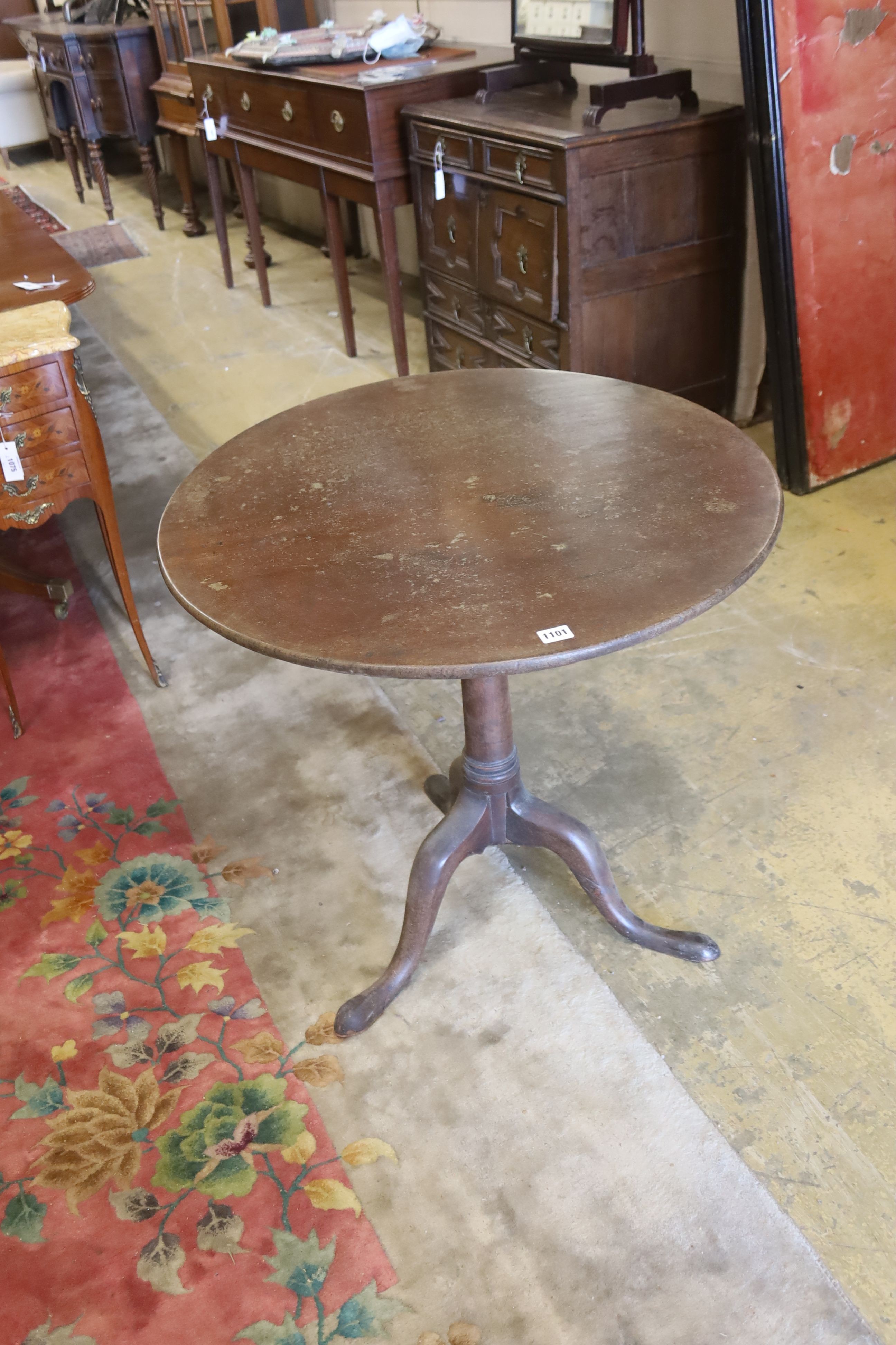 A George III circular oak tilt top tea table, diameter 74cm, height 68cm